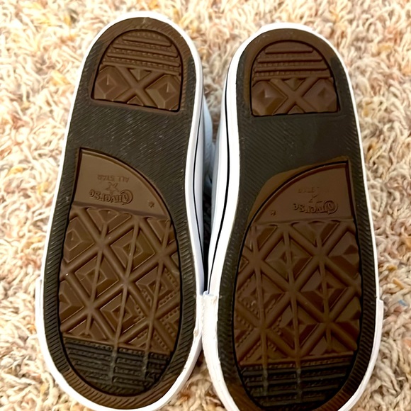 Little boys sz 9 Grey Converse- never been worn - Picture 3 of 3